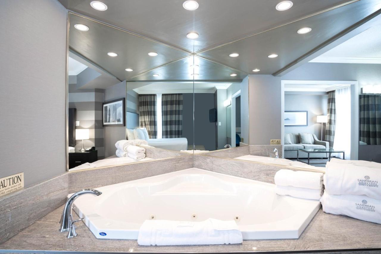 Sandman Signature Mississauga Hotel Екстер'єр фото