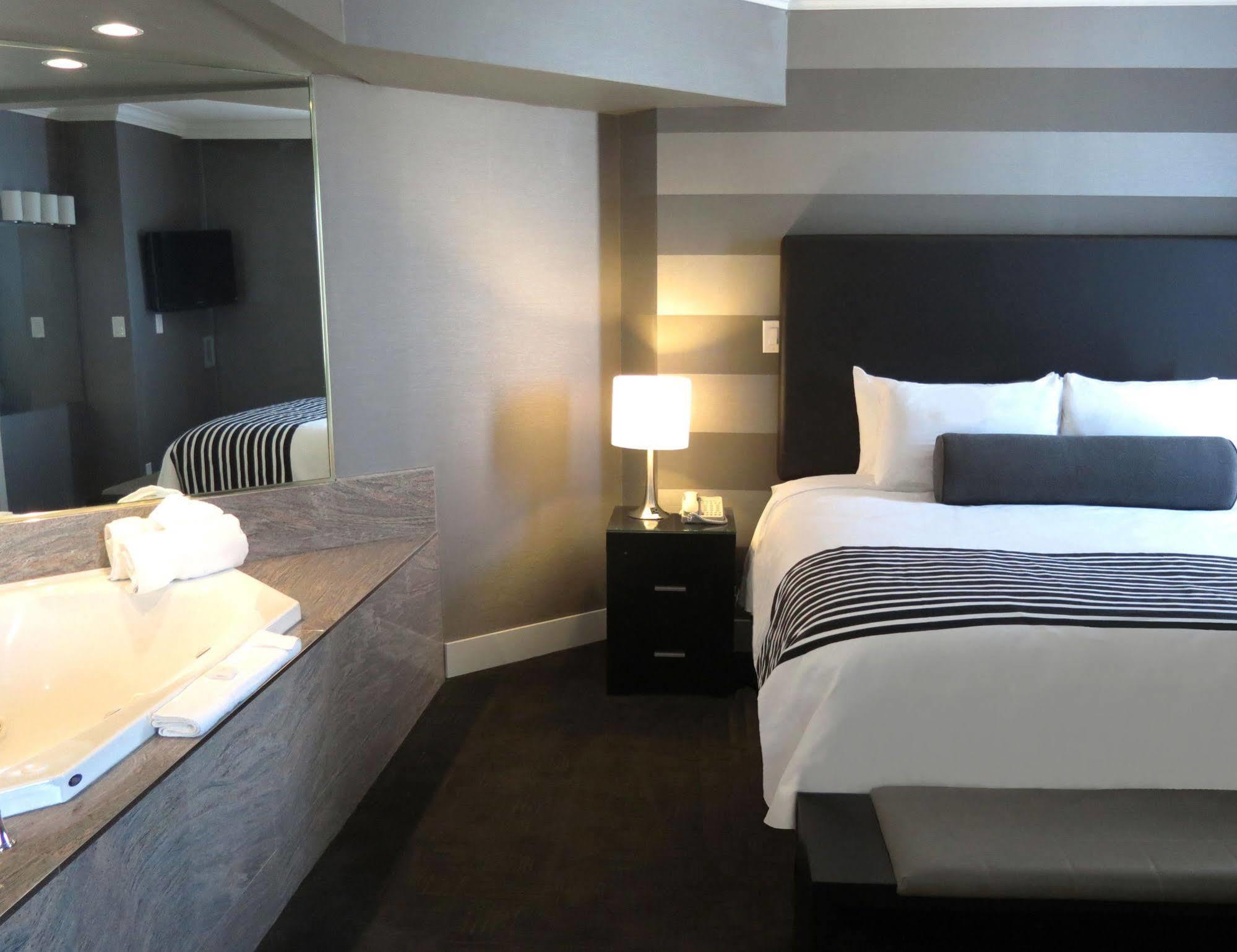 Sandman Signature Mississauga Hotel Екстер'єр фото